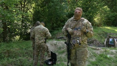 "Війна досі триває": як цивільних навчають основ тактичної підготовки на Рівненщині "Війна досі триває": як цивільних навчають основ тактичної підготовки на Рівненщині