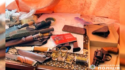 Переробляв та продавав через Інтернет: у Чернігові поліція виявила зброю та боєприпаси у місцевого жителя Переробляв та продавав через Інтернет: у Чернігові поліція виявила зброю та боєприпаси у місцевого жителя