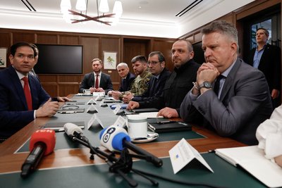 Державний секретар США Марко Рубіо (ліворуч) зустрівся з секретарем Ради національної безпеки і оборони України Рустемом Умєровим (другий праворуч) та іншими членами української делегації, Флорида, США, 30 листопада 2025 року Державний секретар США Марко Рубіо (ліворуч) зустрівся з секретарем Ради національної безпеки і оборони України Рустемом Умєровим (другий праворуч) та іншими членами української делегації, Флорида, США, 30 листопада 2025 року