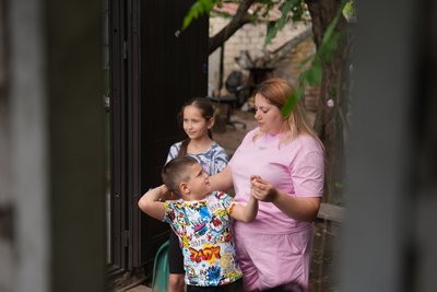 Переселенка з Оскола Анастасія Морозова з дітьми, Капитолівка, червень 2026 року Переселенка з Оскола Анастасія Морозова з дітьми, Капитолівка, червень 2026 року