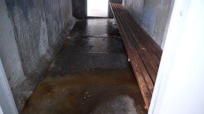 "Все в туалетному папері та блювоті": в якому стані мобільне укриття в центрі Дніпра "Все в туалетному папері та блювоті": в якому стані мобільне укриття в центрі Дніпра