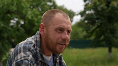 "Смерть мене і там знайде". Як мешканці прифронтових Романків живуть у "червоній зоні" та чому не евакуюються "Смерть мене і там знайде". Як мешканці прифронтових Романків живуть у "червоній зоні" та чому не евакуюються