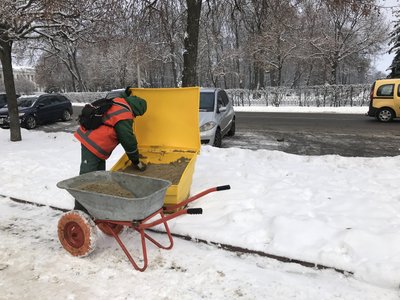 Снігопад у Полтавській громаді: як комунальники боряться з негодою Снігопад у Полтавській громаді: як комунальники боряться з негодою