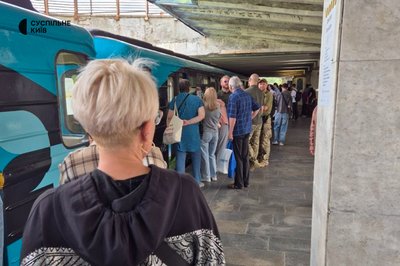 У Києві спостерігалася затримка руху на "червоній" лінії метро У Києві спостерігалася затримка руху на "червоній" лінії метро