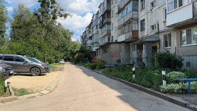 Двір, як траса: у Полтаві жителі вимагають закрити наскрізний проїзд Двір, як траса: у Полтаві жителі вимагають закрити наскрізний проїзд