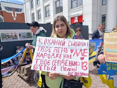 "Боремося, чекаємо і сподіваємося": у Хмельницькому відбулась 145 акція "Поверніть Героїв з полону" "Боремося, чекаємо і сподіваємося": у Хмельницькому відбулась 145 акція "Поверніть Героїв з полону"