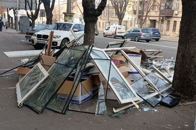 В Одесі у багатоповерхівці прибирають наслідки від атаки РФ. ФОТО В Одесі у багатоповерхівці прибирають наслідки від атаки РФ. ФОТО