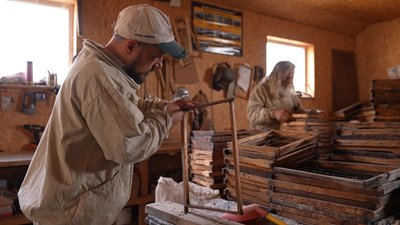"Сепаратюга, слуга Путіна": священник із Криму розвиває пасіку на Черкащині та допомагає військовим "Сепаратюга, слуга Путіна": священник із Криму розвиває пасіку на Черкащині та допомагає військовим