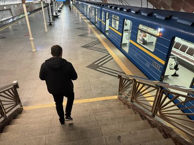 "Краще, ніж нічого". У Києві вже запрацював "човниковий" рух в метро
