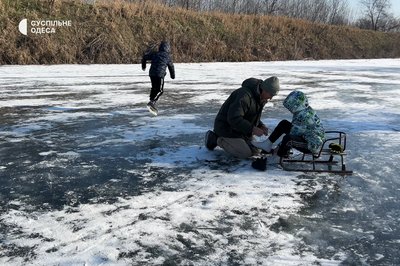 "Такої зими в нас давно не було": як озеро в Ізмаїлі перетворилося на льодову ковзанку "Такої зими в нас давно не було": як озеро в Ізмаїлі перетворилося на льодову ковзанку