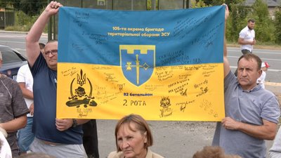 На Тернопільщині зустріли звільненого з полону військового На Тернопільщині зустріли звільненого з полону військового