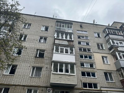 Пошкоджена багатоповерхівка внаслідок ударів РФ по Балаклії Пошкоджена багатоповерхівка внаслідок ударів РФ по Балаклії