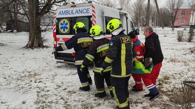 У дорожній аварії на Кіровоградщині загинув водій, вагітну пасажирку госпіталізували У дорожній аварії на Кіровоградщині загинув водій, вагітну пасажирку госпіталізували