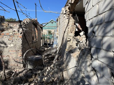 "Він вийшов подивитись, а тут пряме влучання в гараж і все": що розповіли очевидці чергового обстрілу Херсона "Він вийшов подивитись, а тут пряме влучання в гараж і все": що розповіли очевидці чергового обстрілу Херсона