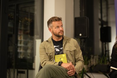 Артем Чапай з книгою "Гемінґвей нічого не знає" Артура Дроня Артем Чапай з книгою "Гемінґвей нічого не знає" Артура Дроня