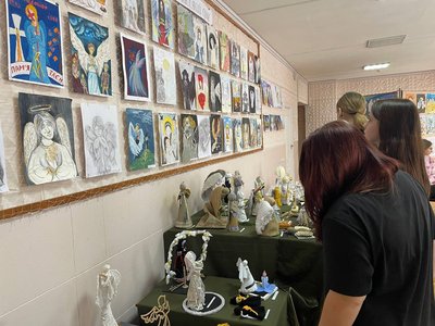 "Янгол, який сумує": у Центрі позашкільної освіти Житомира працює виставка творчих робіт дітей до роковин Голодомору "Янгол, який сумує": у Центрі позашкільної освіти Житомира працює виставка творчих робіт дітей до роковин Голодомору