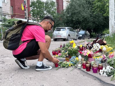 Львів'янин приніс квіти в пам'ять про Ірину Фаріон