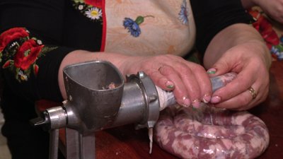 "Наша ковбаса — це наша підтримка": волонтерки з Рівненщини готують домашню ковбасу для військових "Наша ковбаса — це наша підтримка": волонтерки з Рівненщини готують домашню ковбасу для військових