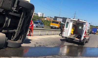 Біля Виннків перевернулася вантажівка: рух ускладнено Біля Виннків перевернулася вантажівка: рух ускладнено
