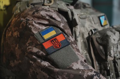 Шеврони з прапорами на формі бійця на позивний "Віскі" із Шотландії Шеврони з прапорами на формі бійця на позивний "Віскі" із Шотландії