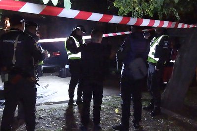 У Києві п'яний чоловік посеред вулиці вбив 14-річного хлопця ножем у груди У Києві п'яний чоловік посеред вулиці вбив 14-річного хлопця ножем у груди