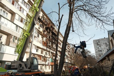 Атака на Київ: в Деснянському районі тривають аварійно-пошукові роботи Атака на Київ: в Деснянському районі тривають аварійно-пошукові роботи