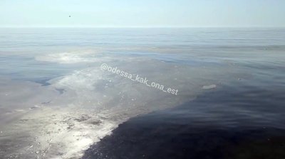 В Одесі дослідили воду у Чорному морі після повідомлень про плями мазуту: які результати