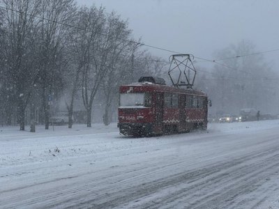 Снігопад у Дніпрі: як влада та містяни борються з негодою Снігопад у Дніпрі: як влада та містяни борються з негодою