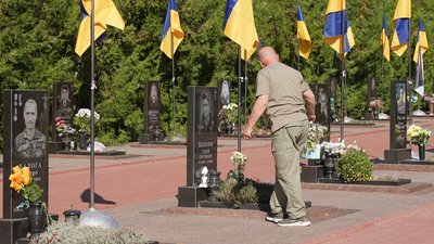 У Кропивницькому вшанували загиблих захисників і захисниць У Кропивницькому вшанували загиблих захисників і захисниць