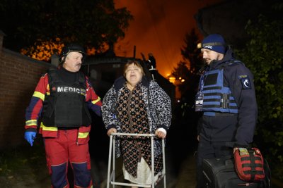 Евакуація маломобільної жительки з місця пожежі в Основ'янському районі Харкова 27 жовтня 2026 року Евакуація маломобільної жительки з місця пожежі в Основ'янському районі Харкова 27 жовтня 2026 року