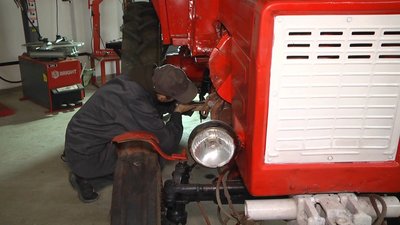 Учні Хмельницького училища безоплатно ремонтують комунальний транспорт: від тракторів до шкільних автобусів Учні Хмельницького училища безоплатно ремонтують комунальний транспорт: від тракторів до шкільних автобусів