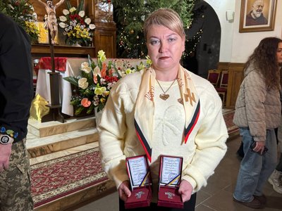 "Хрест Героя": у Вінниці рідним 21 загиблого захисника вручили відзнаки бійців "Хрест Героя": у Вінниці рідним 21 загиблого захисника вручили відзнаки бійців