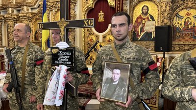 На Полтавщині попрощалися з двома захисниками України — Юрієм Соловйовим та Дмитром Коротіним На Полтавщині попрощалися з двома захисниками України — Юрієм Соловйовим та Дмитром Коротіним