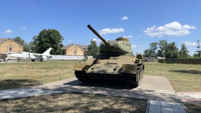 До музею важкої бомбардувальної авіації у Полтаві перемістили пам’ятник "Танк Т-34" До музею важкої бомбардувальної авіації у Полтаві перемістили пам’ятник "Танк Т-34"