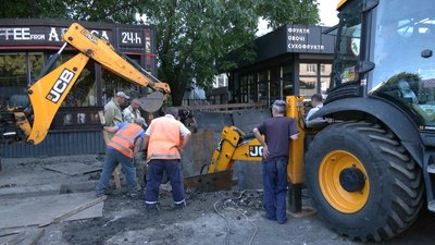 У Хмельницькому усувають наслідки аварії на каналізаційному колекторі, в який провалилися дві людини У Хмельницькому усувають наслідки аварії на каналізаційному колекторі, в який провалилися дві людини