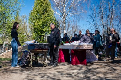 "Жили разом і загинули разо"»: у Сумах прощались з загиблим подружжям "Жили разом і загинули разо"»: у Сумах прощались з загиблим подружжям