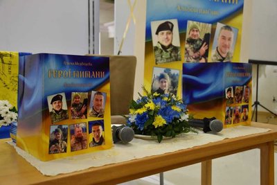 Альбом пам'яті про загиблих захисників "Герої-титани" презентували у Рівному Альбом пам'яті про загиблих захисників "Герої-титани" презентували у Рівному