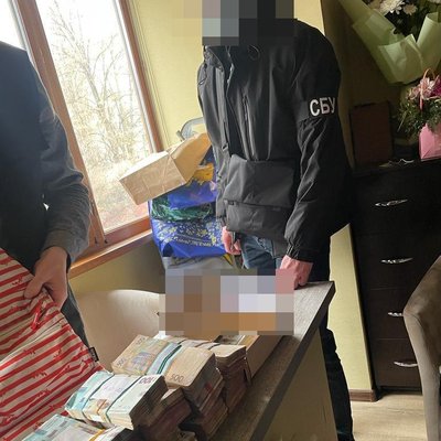 Тоннами виготовляли тютюн для кальяну і речовину для електроцигарок: в Житомирі групі людей повідомили про підозру Тоннами виготовляли тютюн для кальяну і речовину для електроцигарок: в Житомирі групі людей повідомили про підозру
