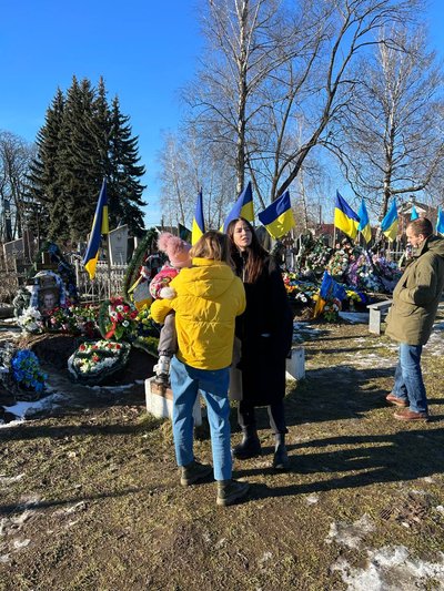 Співачка Надя Дорофєєва привезла на могилу загиблого Героя України Андрія Верхогляда його погони підполковника Співачка Надя Дорофєєва привезла на могилу загиблого Героя України Андрія Верхогляда його погони підполковника