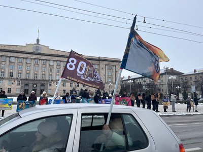 "Хай кажуть, що він загинув, а ми чекаємо його живим": у Черкасах відбулася акція "Не мовчи — полон вбиває" "Хай кажуть, що він загинув, а ми чекаємо його живим": у Черкасах відбулася акція "Не мовчи — полон вбиває"
