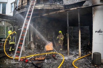 В Одесі загорілося кафе на першому поверсі багатоповерхівки: пожежа поширилася на балкони В Одесі загорілося кафе на першому поверсі багатоповерхівки: пожежа поширилася на балкони