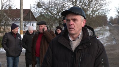 "До лікарні можна не доїхати": ремонт аварійної дороги вимагають жителі села Межиріч Острозької громади "До лікарні можна не доїхати": ремонт аварійної дороги вимагають жителі села Межиріч Острозької громади