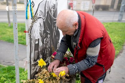 Витрачає свою пенсію: житель Одеси виготовляє меморіали загиблим військовим за власні кошти Витрачає свою пенсію: житель Одеси виготовляє меморіали загиблим військовим за власні кошти