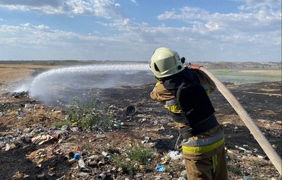 Рятувальник ДСНС гасить пожежу на відкритій території Рятувальник ДСНС гасить пожежу на відкритій території