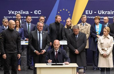 Міністри закордонних справ європейських країн та висока представницею ЄС підписали у Львові заяву про наміри передати Україні мільярд євро прибутків від заморожених російських активів