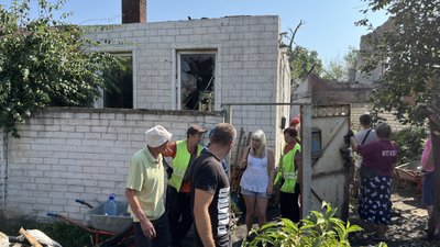 Комунальники працюють на місці обстрілу Слобідського району Харкова Комунальники працюють на місці обстрілу Слобідського району Харкова