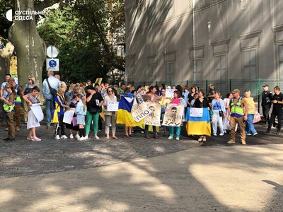 "Гроші на ЗСУ": в Одесі люди вкотре вийшли на мітинг проти тендерів на реконструкції будівель суду та театру "Гроші на ЗСУ": в Одесі люди вкотре вийшли на мітинг проти тендерів на реконструкції будівель суду та театру