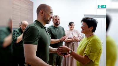 Денис Шмигаль під час робочої поїздки до Чернігова вручив пам’ятні відзнаки працівникам обласної дитячої лікарні Денис Шмигаль під час робочої поїздки до Чернігова вручив пам’ятні відзнаки працівникам обласної дитячої лікарні