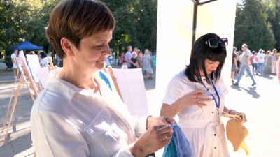 "Нитка єднання — теплий прапор України": у Луцьку відбувся наймасовіший арттерапевтичний захід із в'язання "Нитка єднання — теплий прапор України": у Луцьку відбувся наймасовіший арттерапевтичний захід із в'язання