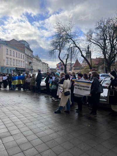 "Спочатку дрони, потім стадіони": учасники мітингу зібралися біля Львівської облради
